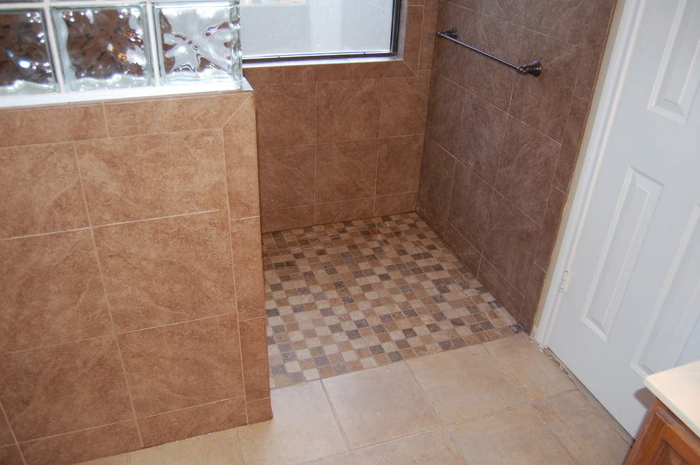 Idéer för mycket stora vintage en-suite badrum, med en kantlös dusch, brun kakel, keramikplattor, bruna väggar och klinkergolv i keramik