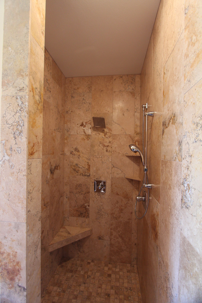 Exempel på ett mellanstort klassiskt badrum med dusch, med skåp i shakerstil, skåp i mellenmörkt trä, en dusch i en alkov, en toalettstol med separat cisternkåpa, brun kakel, marmorkakel, gula väggar, marmorgolv, ett undermonterad handfat, bänkskiva i kvarts, brunt golv och med dusch som är öppen