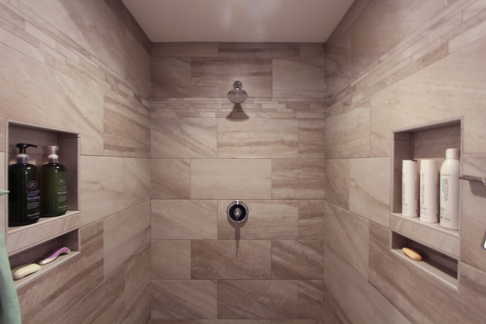 Идея дизайна: главная ванная комната среднего размера в стиле неоклассика (современная классика) с фасадами с утопленной филенкой, темными деревянными фасадами, душем в нише, раздельным унитазом, бежевой плиткой, плиткой из известняка, серыми стенами, полом из известняка, врезной раковиной, столешницей из искусственного кварца, разноцветным полом, открытым душем и черной столешницей
