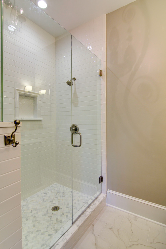 Exempel på ett mellanstort klassiskt en-suite badrum, med ett undermonterad handfat, luckor med infälld panel, skåp i mellenmörkt trä, marmorbänkskiva, en dubbeldusch, en toalettstol med hel cisternkåpa, vit kakel, tunnelbanekakel, grå väggar och klinkergolv i keramik