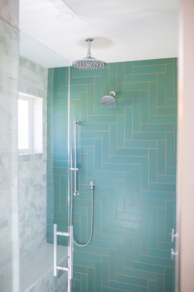 Источник вдохновения для домашнего уюта: большая главная ванная комната в стиле неоклассика (современная классика) с серыми фасадами, отдельно стоящей ванной, зеленой плиткой, керамической плиткой, бежевыми стенами, полом из керамической плитки, зеленым полом, душем с распашными дверями и белой столешницей
