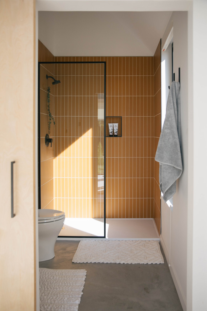 Imagen de cuarto de baño nórdico con baldosas y/o azulejos amarillos y baldosas y/o azulejos de vidrio