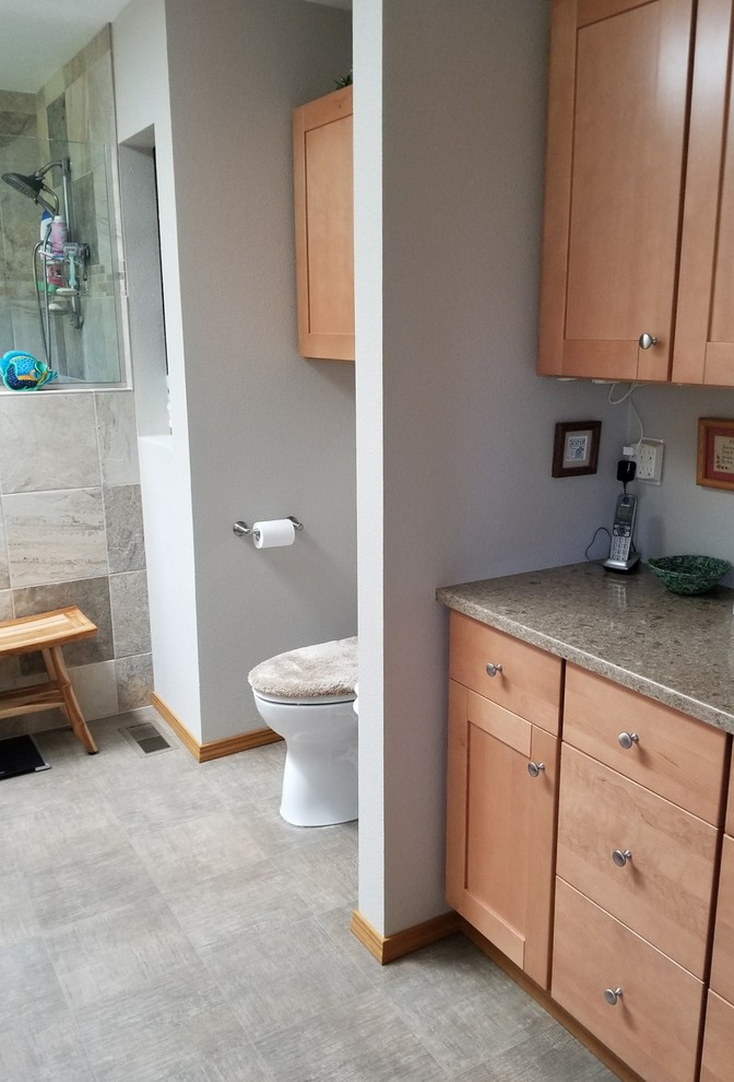 Inredning av ett klassiskt mellanstort en-suite badrum, med vinylgolv, grått golv, skåp i shakerstil, skåp i ljust trä, en öppen dusch, grå kakel, porslinskakel, ett undermonterad handfat, bänkskiva i kvarts och med dusch som är öppen