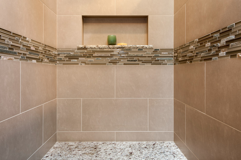 Réalisation d'une salle de bain craftsman avec une douche ouverte, un carrelage beige, mosaïque et un mur beige.