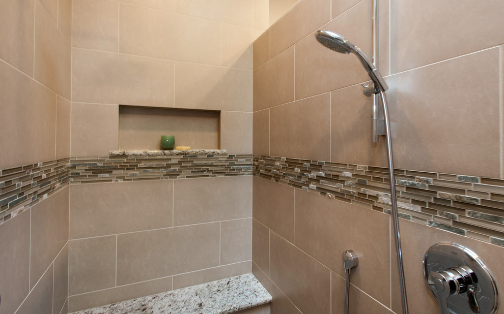 Exemple d'une salle de bain craftsman avec une douche ouverte, un carrelage beige, mosaïque et un mur beige.