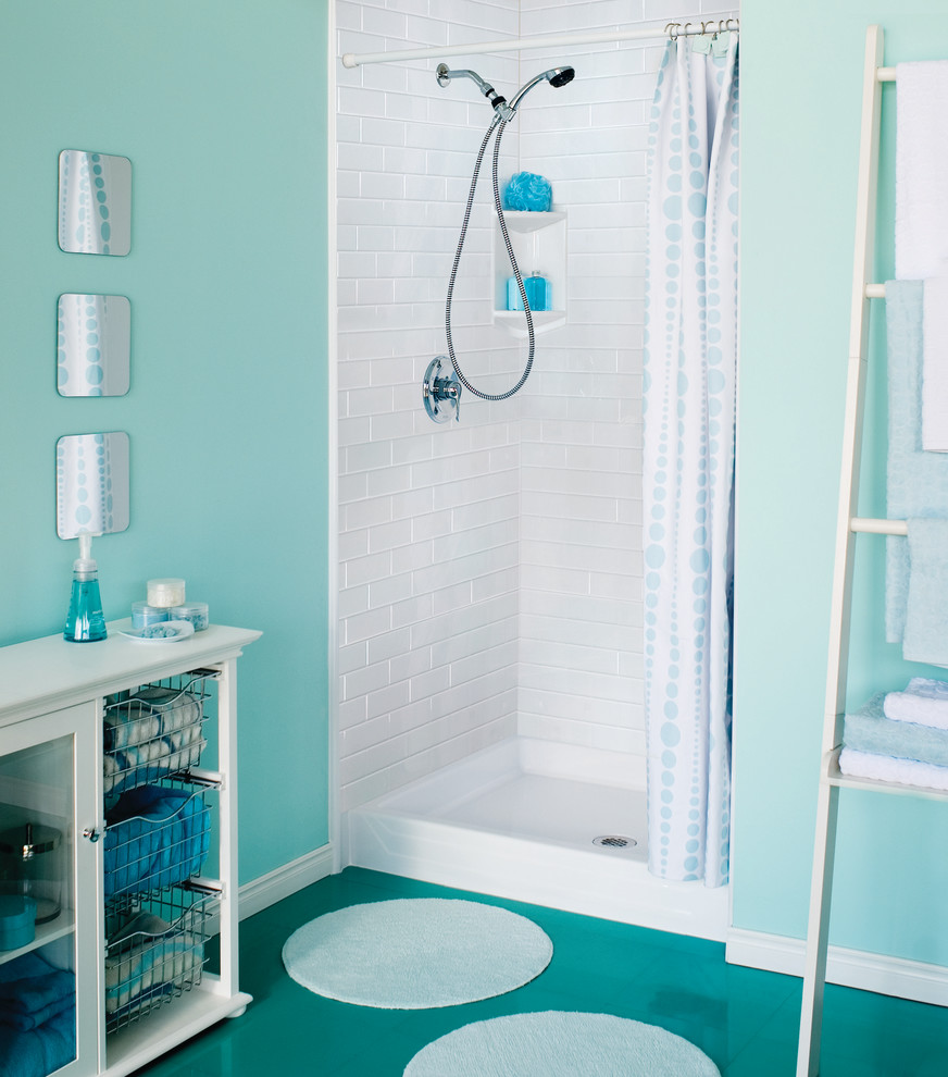Idéer för ett mellanstort klassiskt badrum med dusch, med luckor med glaspanel, vita skåp, vit kakel, tunnelbanekakel, blå väggar, klinkergolv i porslin, en dusch i en alkov och blått golv