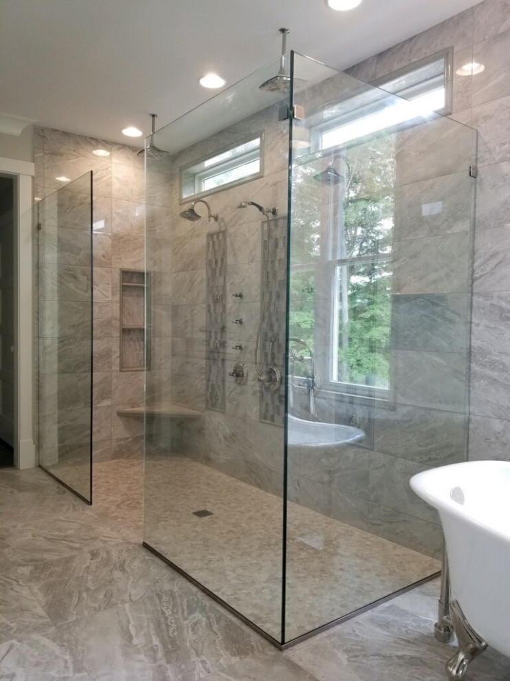 Inredning av ett modernt en-suite badrum, med en dusch i en alkov och med dusch som är öppen