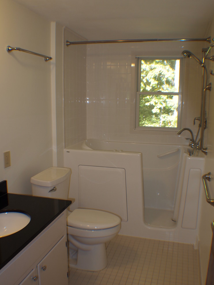 Kleines Klassisches Badezimmer mit Unterbauwaschbecken, Granit-Waschbecken/Waschtisch, Wandtoilette mit Spülkasten, Keramikfliesen, beiger Wandfarbe und Keramikboden in Sonstige