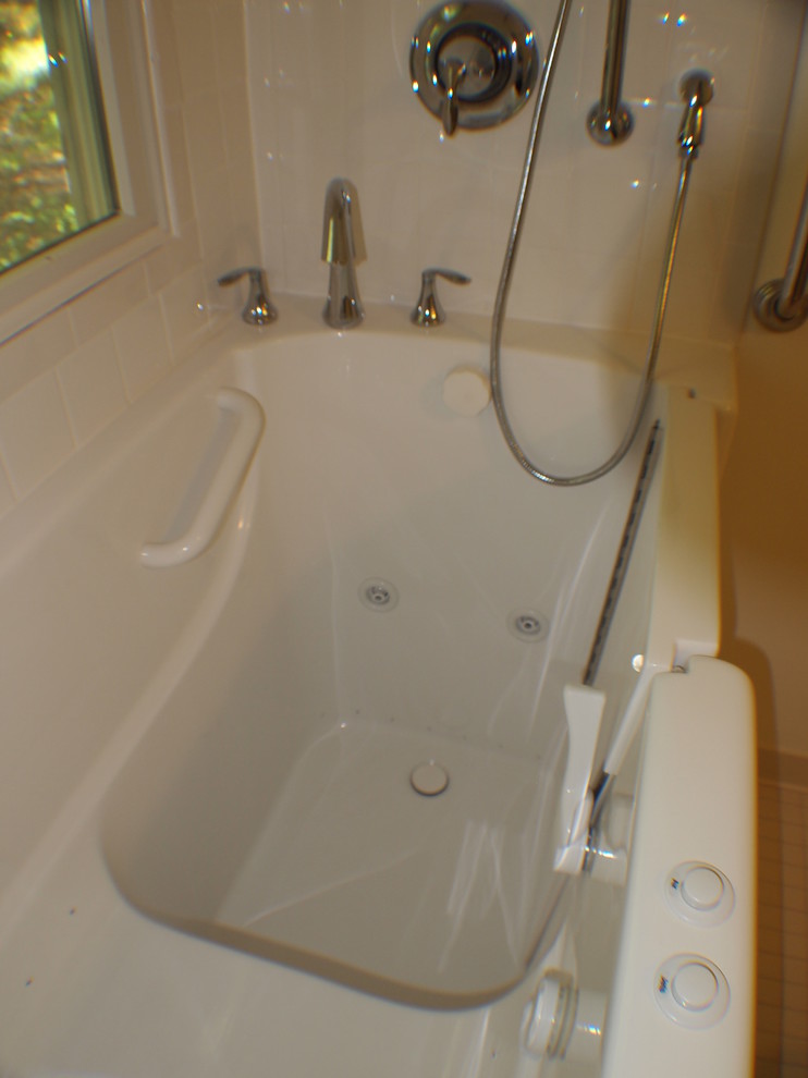 Modelo de cuarto de baño clásico pequeño con lavabo bajoencimera, encimera de granito, sanitario de dos piezas, baldosas y/o azulejos de cerámica, paredes beige y suelo de baldosas de cerámica