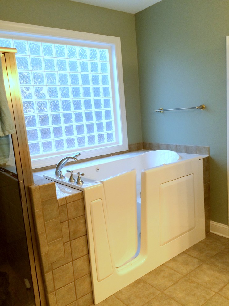 Inspiration för ett mellanstort vintage en-suite badrum, med ett badkar i en alkov, grön kakel, keramikplattor, gröna väggar och klinkergolv i keramik