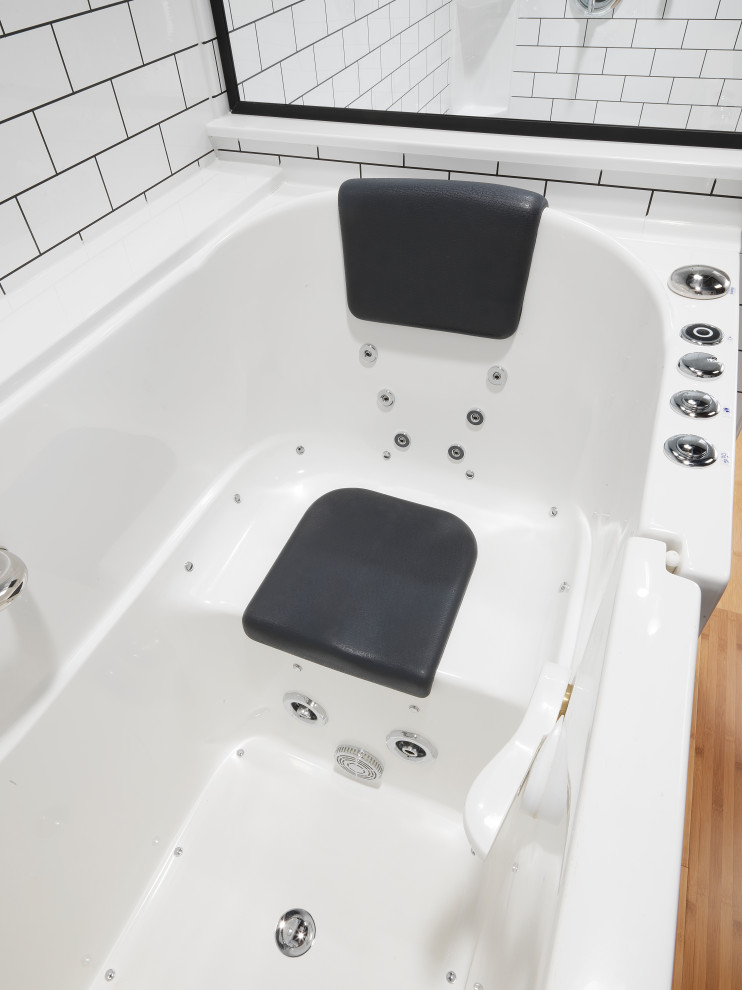 На фото: главная ванная комната среднего размера в стиле модернизм с ванной в нише, душем без бортиков, белой плиткой, полом из бамбука, открытым душем, сиденьем для душа и напольной тумбой