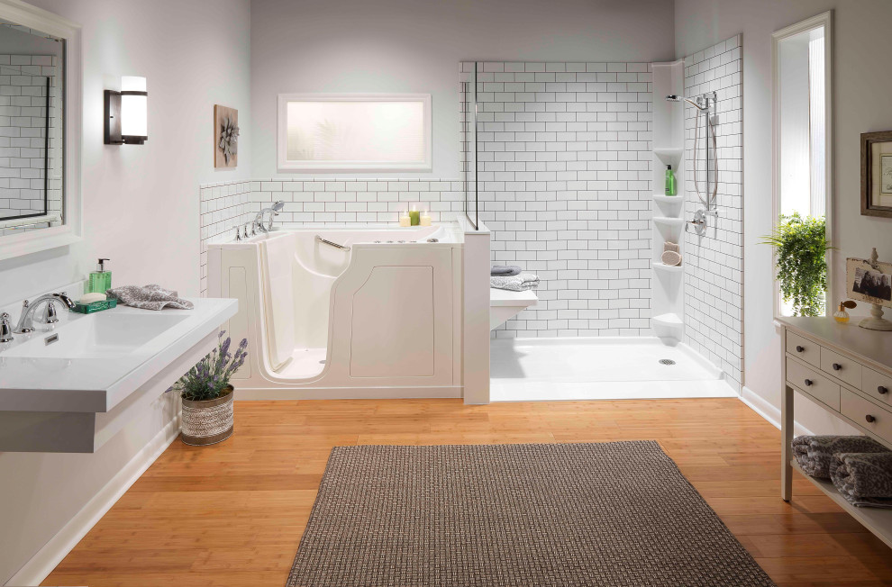 Aménagement d'une salle de bain principale moderne de taille moyenne avec une baignoire en alcôve, une douche à l'italienne, un carrelage blanc, parquet en bambou, aucune cabine, un banc de douche et meuble-lavabo sur pied.