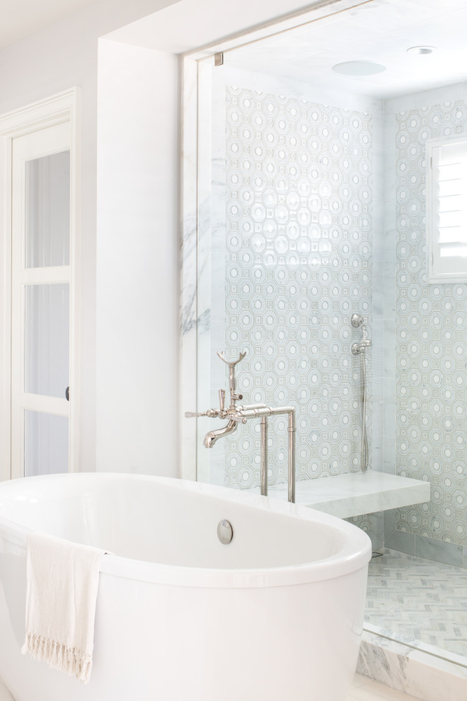 На фото: главная ванная комната среднего размера в морском стиле с отдельно стоящей ванной, душем в нише, серой плиткой, плиткой мозаикой, серыми стенами, мраморным полом, серым полом, душем с распашными дверями и сиденьем для душа