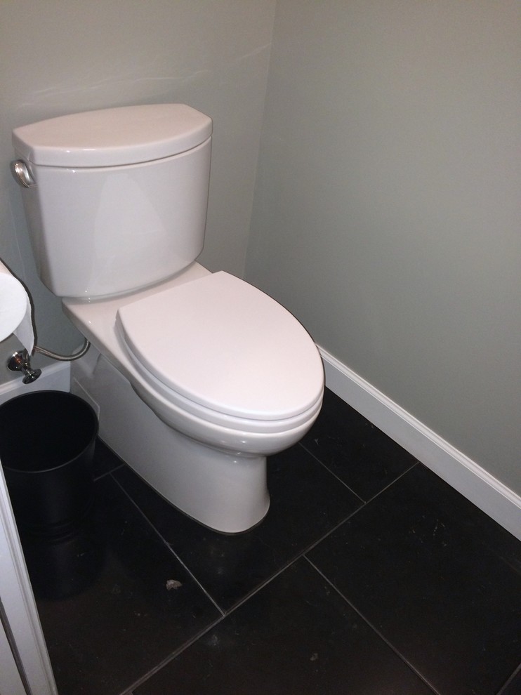Exemple d'un WC et toilettes moderne avec un sol en travertin.