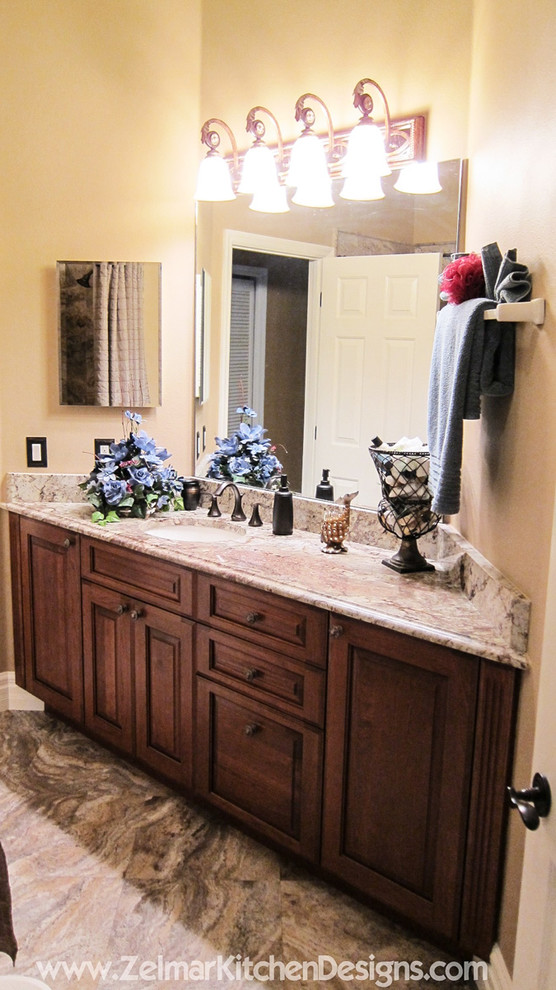 Inspiration för ett mellanstort vintage en-suite badrum, med ett undermonterad handfat, luckor med upphöjd panel, skåp i mörkt trä, granitbänkskiva, en öppen dusch, grå kakel, stenkakel och travertin golv