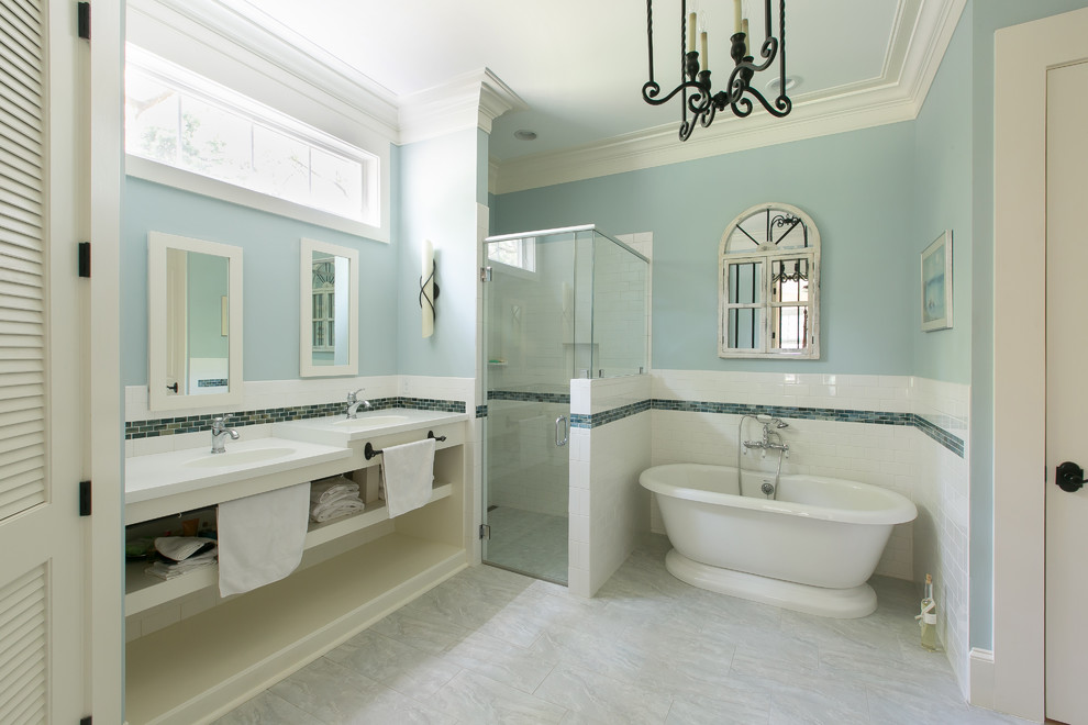 Свежая идея для дизайна: главная ванная комната среднего размера в средиземноморском стиле с фасадами в стиле шейкер, белыми фасадами, отдельно стоящей ванной, душем в нише, унитазом-моноблоком, белой плиткой, керамической плиткой, синими стенами, врезной раковиной, серым полом и душем с распашными дверями - отличное фото интерьера