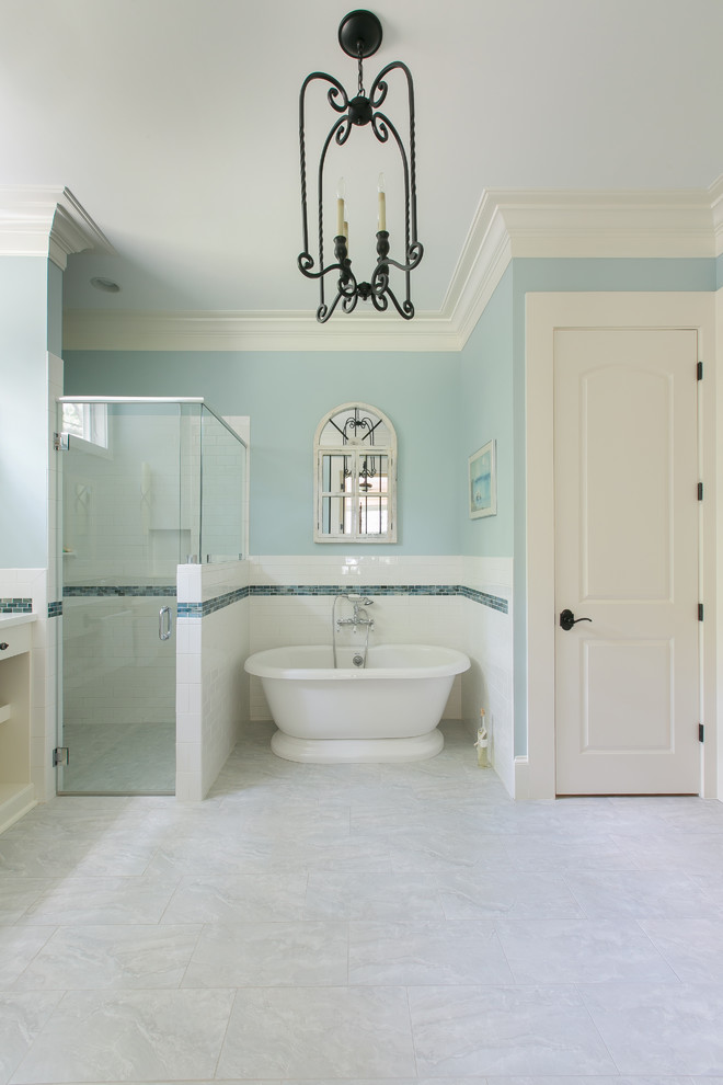 Стильный дизайн: главная ванная комната среднего размера в средиземноморском стиле с фасадами в стиле шейкер, белыми фасадами, отдельно стоящей ванной, душем в нише, унитазом-моноблоком, белой плиткой, керамической плиткой, синими стенами, врезной раковиной, серым полом и душем с распашными дверями - последний тренд