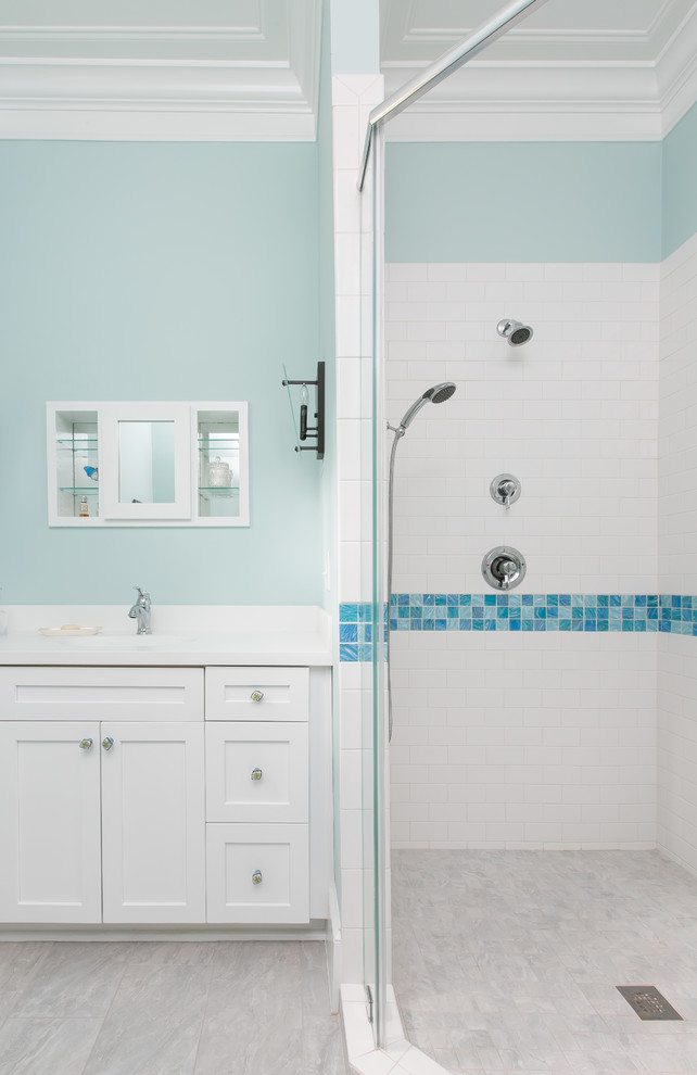 На фото: главная ванная комната среднего размера в средиземноморском стиле с фасадами в стиле шейкер, белыми фасадами, отдельно стоящей ванной, душем в нише, унитазом-моноблоком, белой плиткой, керамической плиткой, синими стенами, врезной раковиной, серым полом и душем с распашными дверями с