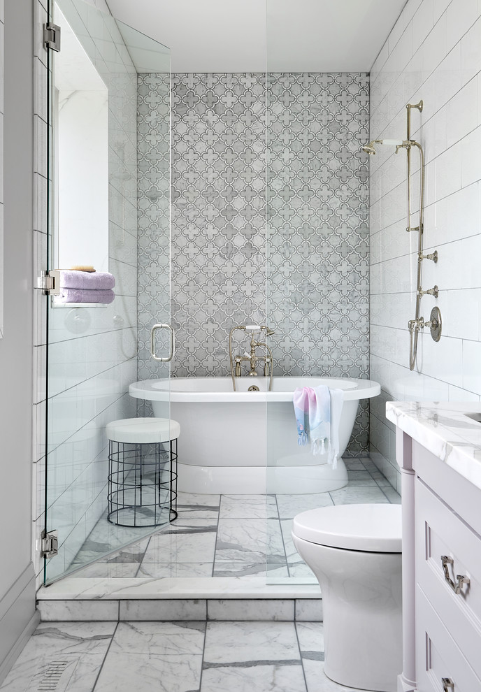 Exempel på ett klassiskt vit vitt badrum, med lila skåp, ett fristående badkar, våtrum, grå kakel, vit kakel, mosaik, grå väggar, ett undermonterad handfat, vitt golv och dusch med gångjärnsdörr
