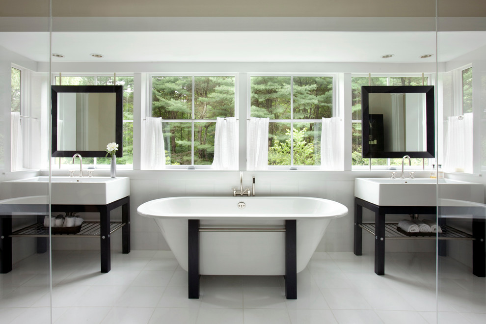 Стильный дизайн: ванная комната в стиле неоклассика (современная классика) с монолитной раковиной, открытыми фасадами и отдельно стоящей ванной - последний тренд