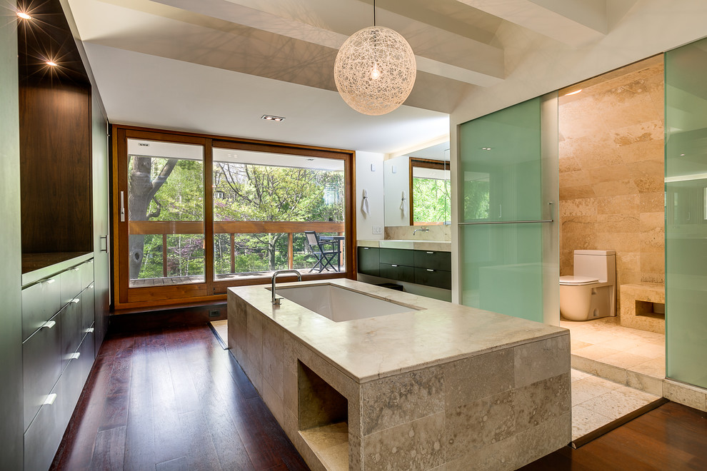 Immagine di una stanza da bagno minimal con ante lisce, ante nere, vasca sottopiano, doccia alcova, WC monopezzo e piastrelle beige