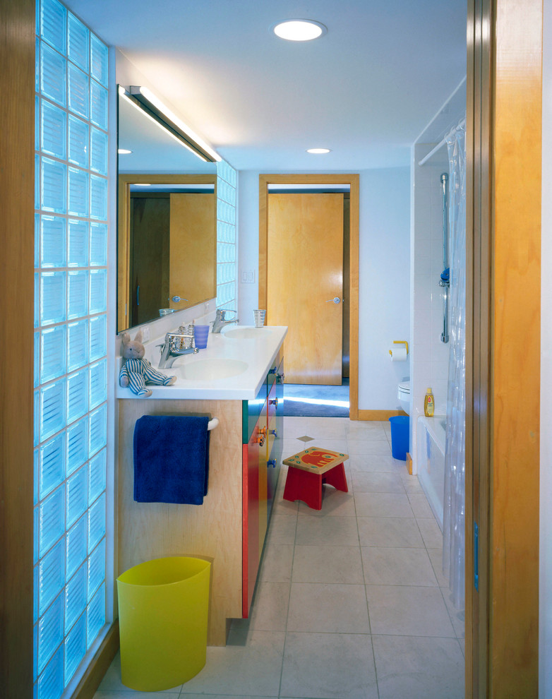 Inspiration för ett mellanstort vintage badrum för barn, med släta luckor, ett badkar i en alkov, en dusch/badkar-kombination och ett integrerad handfat