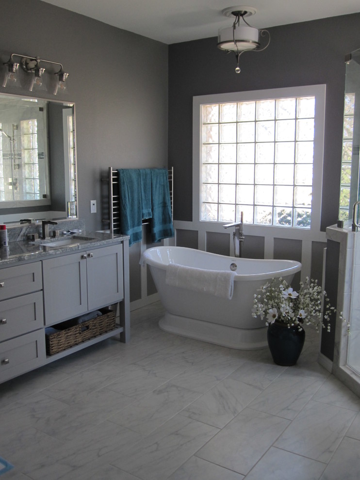 Idéer för att renovera ett mellanstort vintage grå grått en-suite badrum, med skåp i shakerstil, grå skåp, ett fristående badkar och granitbänkskiva