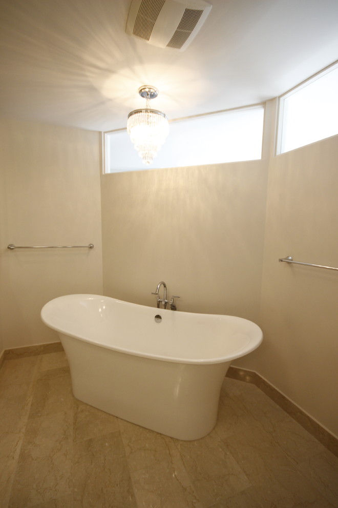 Idée de décoration pour une salle de bain principale design en bois foncé de taille moyenne avec un placard avec porte à panneau surélevé, une baignoire indépendante, une douche double, WC à poser, un carrelage beige, un carrelage de pierre, un mur beige, un sol en travertin, un lavabo encastré et un plan de toilette en quartz modifié.