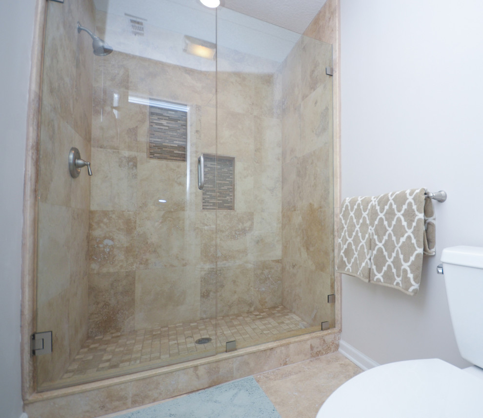 Idéer för ett mellanstort klassiskt badrum med dusch, med en toalettstol med separat cisternkåpa, beige kakel, stenkakel och travertin golv