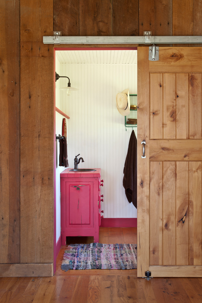 На фото: ванная комната среднего размера в стиле рустика с фасадами островного типа, красными фасадами, белыми стенами, паркетным полом среднего тона, накладной раковиной, столешницей из дерева и коричневым полом с