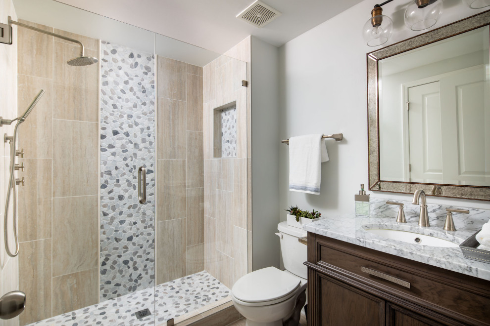 Ejemplo de cuarto de baño principal y a medida clásico renovado de tamaño medio con armarios estilo shaker y lavabo bajoencimera