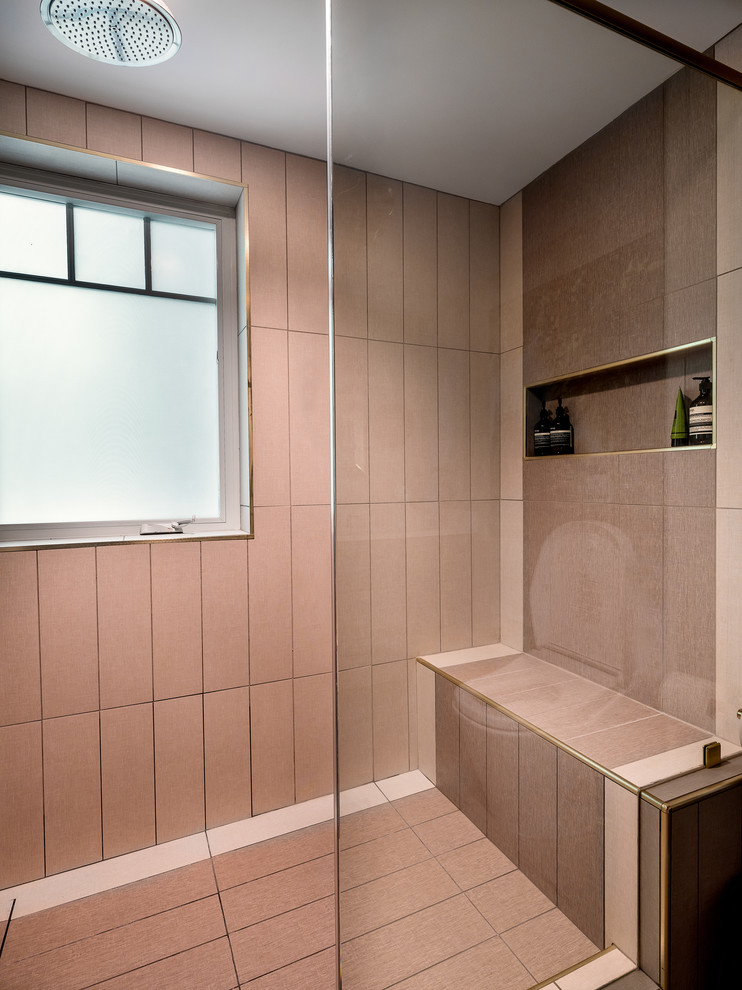 Exempel på ett litet rustikt badrum med dusch, med en öppen dusch, en toalettstol med hel cisternkåpa, grå kakel, keramikplattor, grå väggar, klinkergolv i keramik, grått golv och dusch med gångjärnsdörr