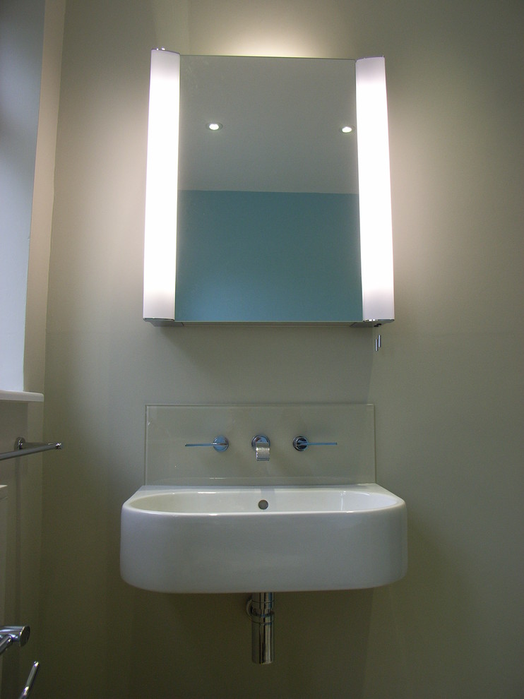 Idee per una stanza da bagno con doccia contemporanea di medie dimensioni con lavabo sospeso, ante di vetro, ante bianche, piastrelle beige, lastra di vetro e pareti beige