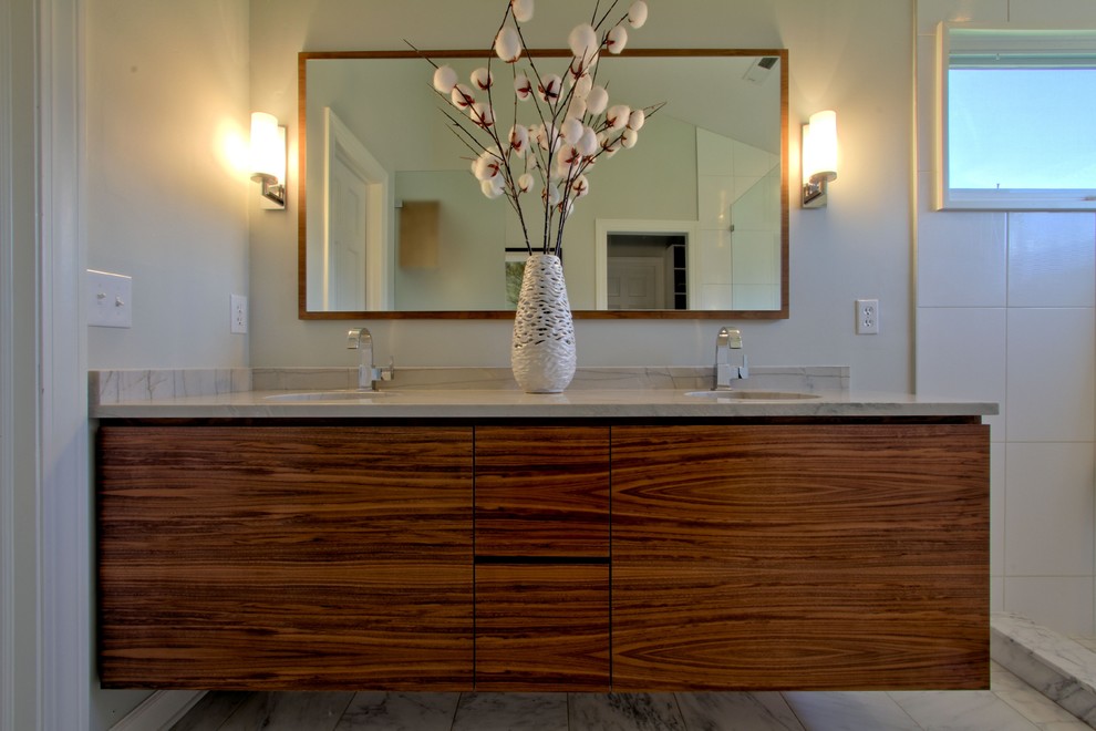Idée de décoration pour une salle de bain design en bois brun avec un lavabo encastré, un placard à porte plane, un plan de toilette en quartz, une douche ouverte, un carrelage blanc et des carreaux de céramique.