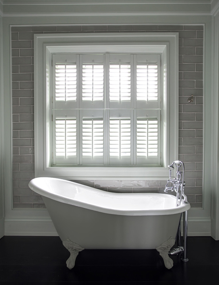 Ejemplo de cuarto de baño clásico con paredes grises, suelo de madera oscura y lavabo bajoencimera