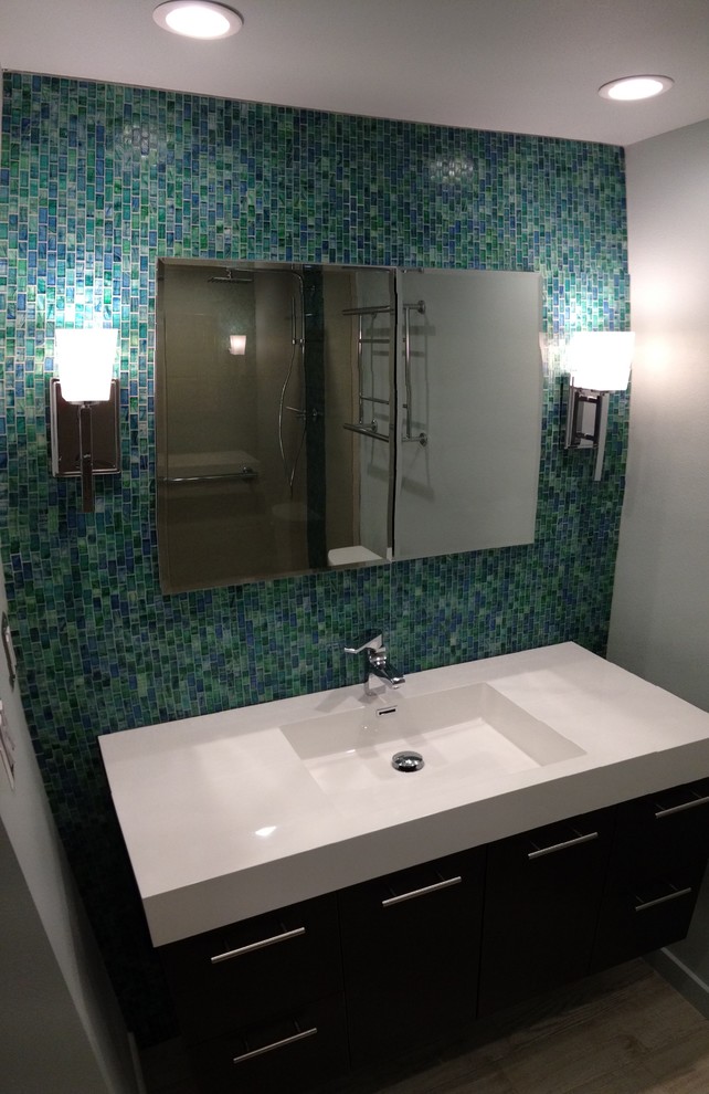 Idées déco pour une salle de bain principale classique en bois foncé de taille moyenne avec un lavabo intégré, un placard à porte plane, un plan de toilette en surface solide, une douche ouverte, un carrelage bleu, un carrelage en pâte de verre, un mur bleu et un sol en carrelage de porcelaine.