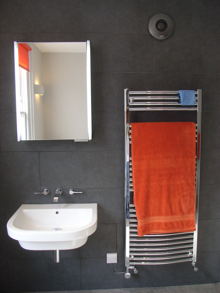 Esempio di una stanza da bagno con doccia minimal di medie dimensioni con lavabo sospeso, ante lisce, ante grigie, piastrelle grigie, piastrelle in gres porcellanato, pareti grigie e pavimento in linoleum