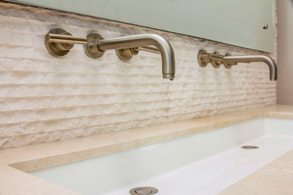 Immagine di una grande sauna design con ante lisce, top in pietra calcarea, piastrelle in pietra, pavimento in pietra calcarea, lavabo sottopiano, piastrelle beige e pareti grigie