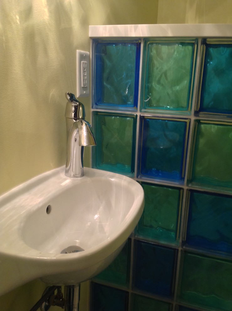 Example of an eclectic bathroom design in Cleveland