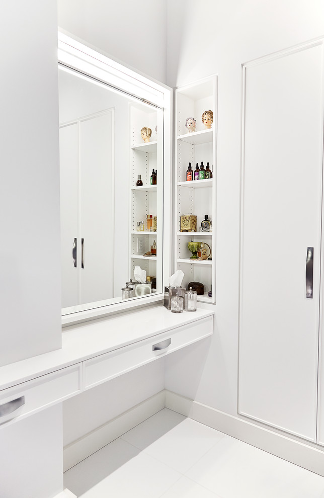 Idéer för ett mellanstort modernt en-suite badrum, med släta luckor, vita skåp, vita väggar, klinkergolv i porslin, ett undermonterad handfat, marmorbänkskiva, en dusch i en alkov, en toalettstol med separat cisternkåpa, vit kakel och porslinskakel