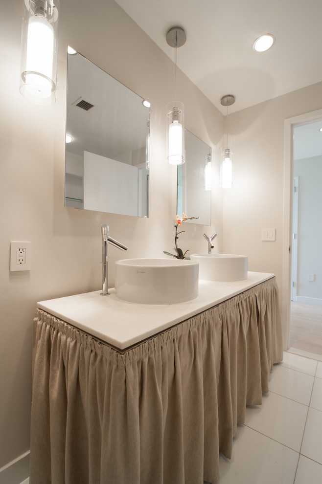 Modelo de cuarto de baño principal clásico renovado pequeño con baldosas y/o azulejos blancos, baldosas y/o azulejos de piedra, suelo de mármol, lavabo sobreencimera, encimera de cuarzo compacto y paredes beige