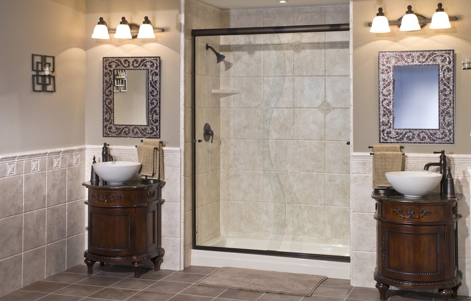 Idee per una stanza da bagno padronale di medie dimensioni con lavabo rettangolare, consolle stile comò, ante con finitura invecchiata, top in marmo, doccia alcova, piastrelle beige e pareti beige