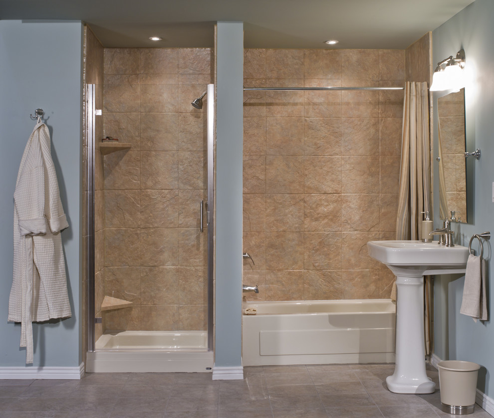 Foto di una grande stanza da bagno con doccia chic con vasca ad alcova, doccia alcova, WC a due pezzi, piastrelle beige, piastrelle in pietra, pareti blu, pavimento con piastrelle in ceramica e lavabo a colonna