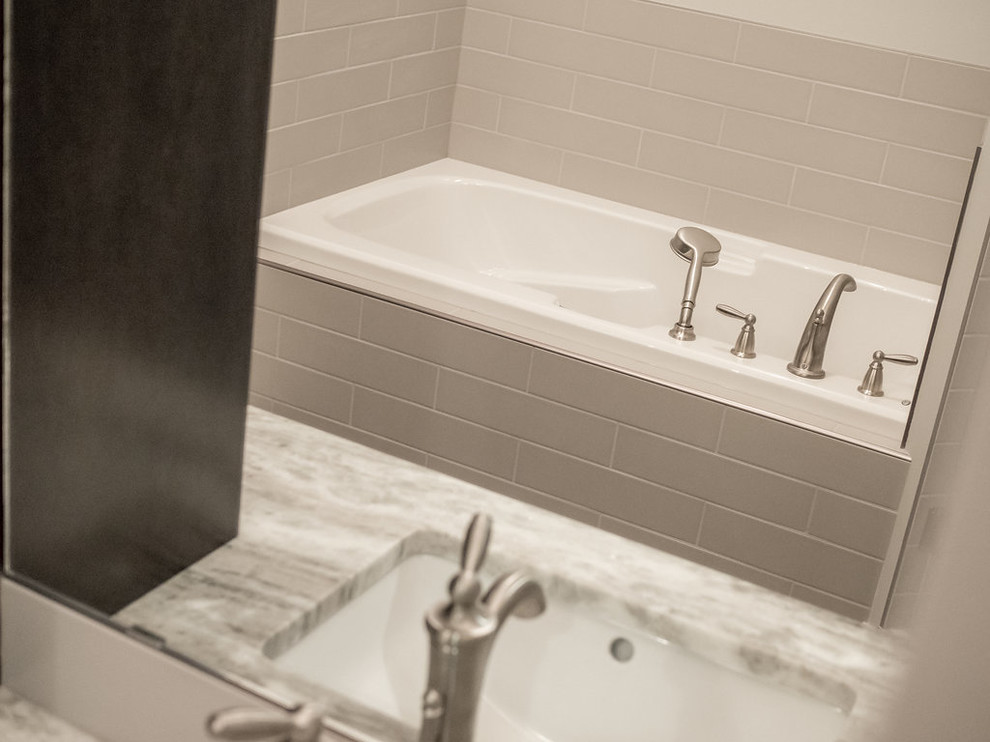Idéer för att renovera ett mellanstort funkis en-suite badrum, med släta luckor, bruna skåp, ett platsbyggt badkar, en dusch/badkar-kombination, en toalettstol med separat cisternkåpa, grå kakel, keramikplattor, grå väggar, vinylgolv, ett nedsänkt handfat, bänkskiva i kvartsit, grått golv och dusch med duschdraperi