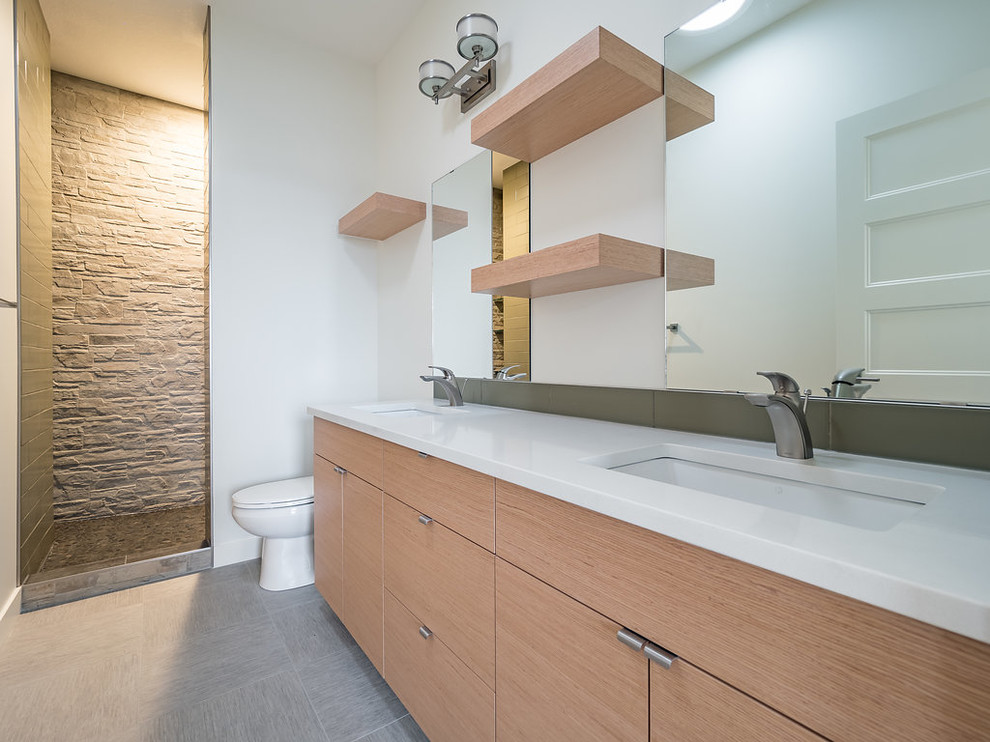 Medium sized scandi ensuite bathroom in Edmonton with flat-panel cabinets, medium wood cabinets, an alcove shower, a two-piece toilet, green tiles, porcelain tiles, white walls, vinyl flooring, a built-in sink, quartz worktops, grey floors and an open shower.