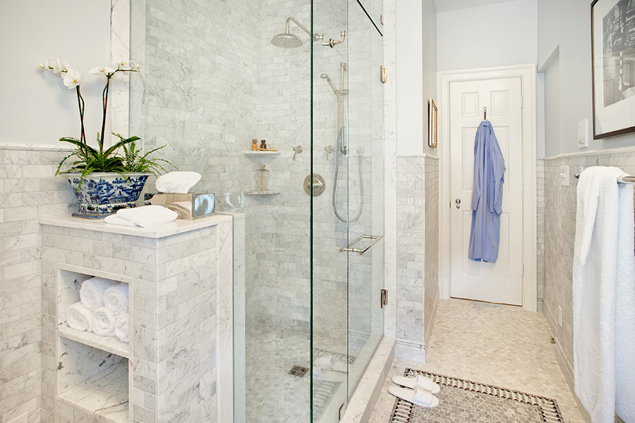 На фото: главная ванная комната среднего размера в классическом стиле с угловым душем, серой плиткой и серыми стенами