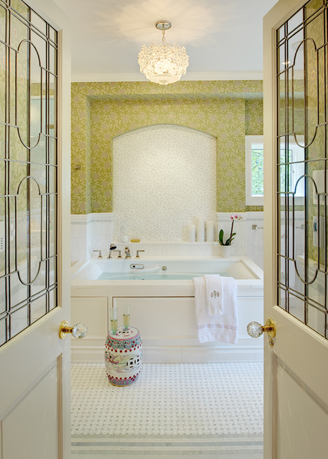 Пример оригинального дизайна: большая ванная комната в классическом стиле с гидромассажной ванной и разноцветными стенами
