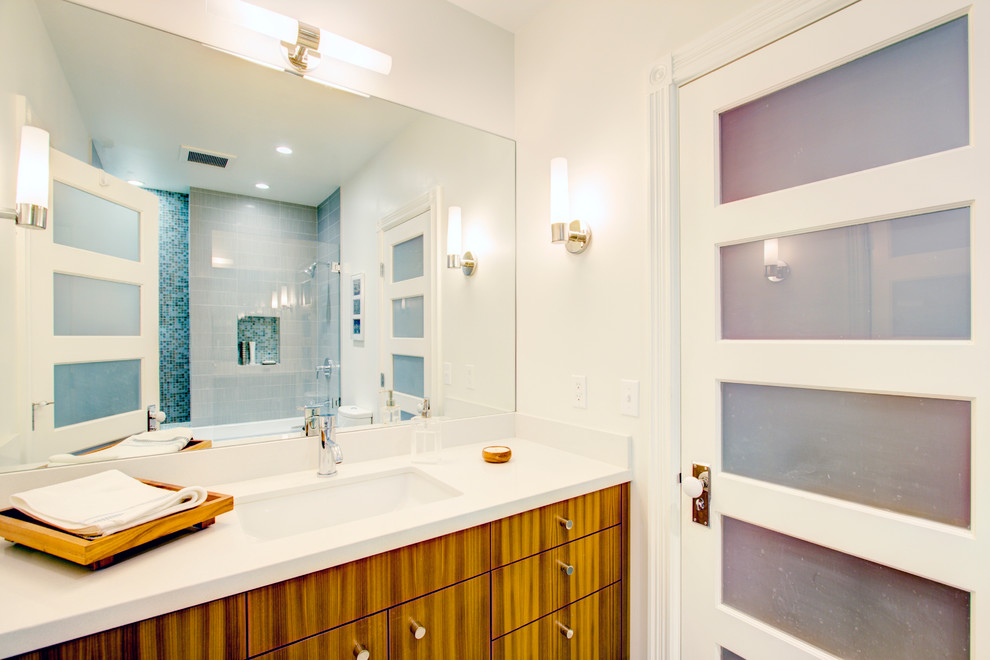 Idées déco pour une salle de bain principale éclectique en bois brun avec un placard à porte plane, une baignoire en alcôve, un combiné douche/baignoire, un mur blanc, un sol en carrelage de céramique, un lavabo posé et un plan de toilette en surface solide.