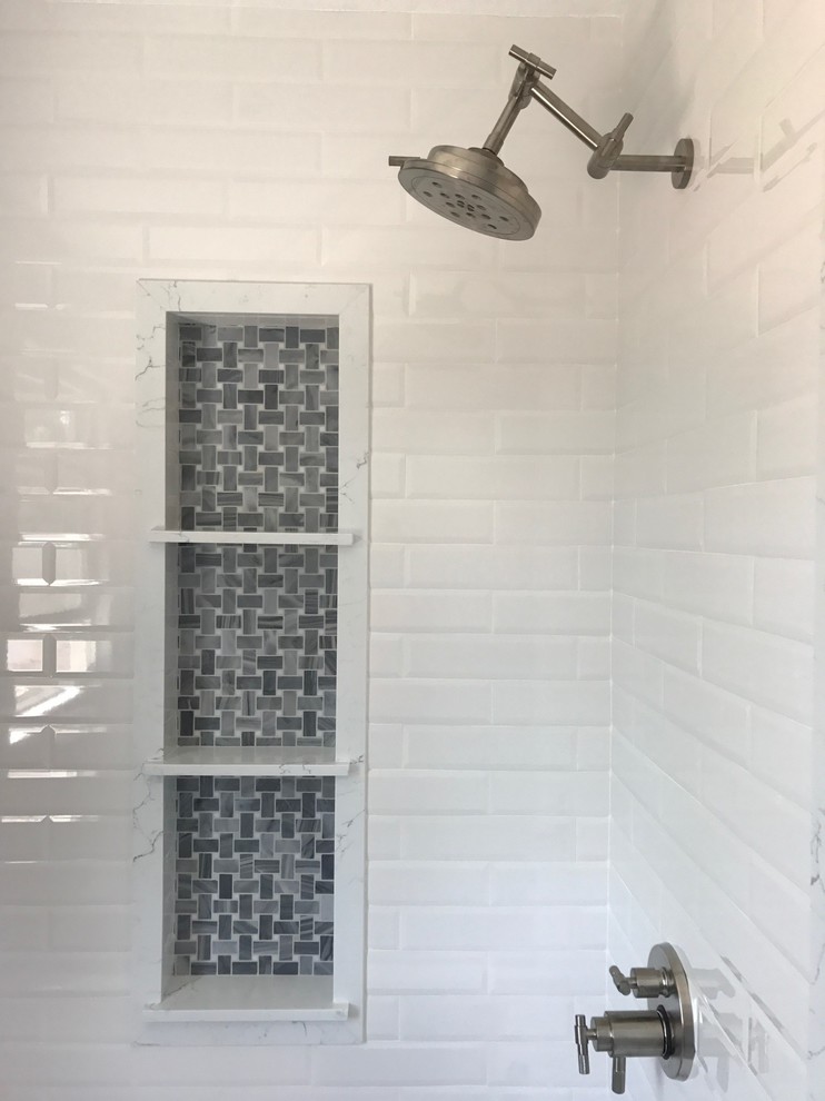 Kleines Klassisches Duschbad mit Schrankfronten im Shaker-Stil, Toilette mit Aufsatzspülkasten, grauer Wandfarbe, Porzellan-Bodenfliesen, Quarzwerkstein-Waschtisch, grauem Boden, blauen Schränken, blauen Fliesen, Fliesen aus Glasscheiben und Aufsatzwaschbecken in Los Angeles