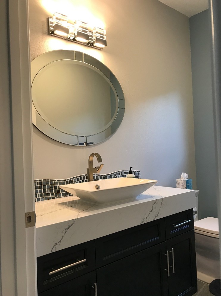 Bild på ett litet vintage badrum med dusch, med skåp i shakerstil, blå skåp, en toalettstol med hel cisternkåpa, blå kakel, glasskiva, grå väggar, klinkergolv i porslin, ett fristående handfat, bänkskiva i kvarts och grått golv
